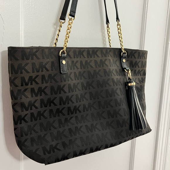 Michael Kors Handbags - Michael Kors Jet Set Tassel Chain Tote